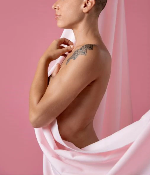 Blije vrouw herwint zelfvertrouwen na vermindering van postoperatieve littekens