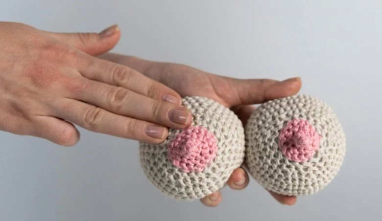 Educatieve demonstratie van borstzelfonderzoek met stoffen borstmodellen