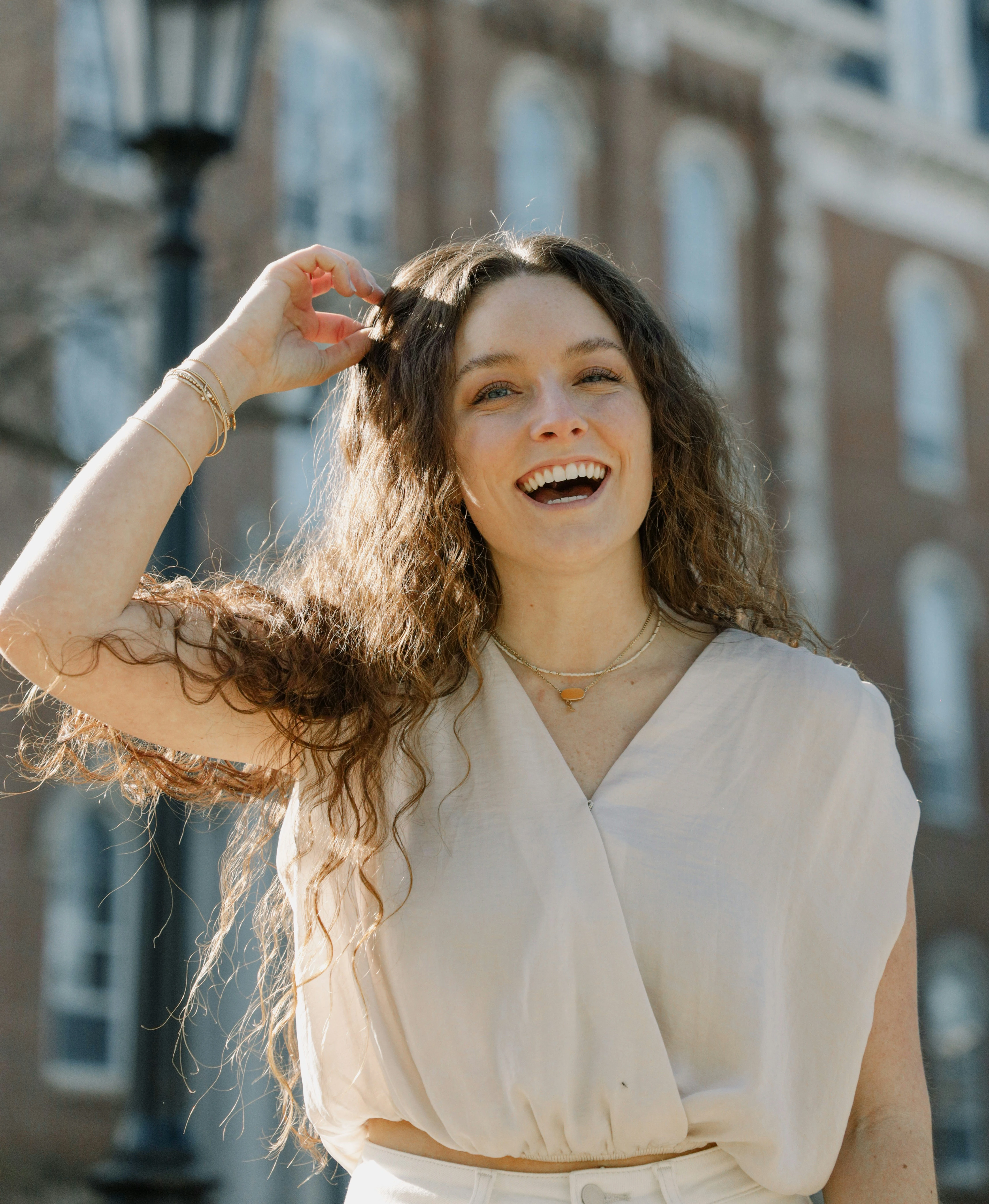 Lachende vrouw met krullend haar
