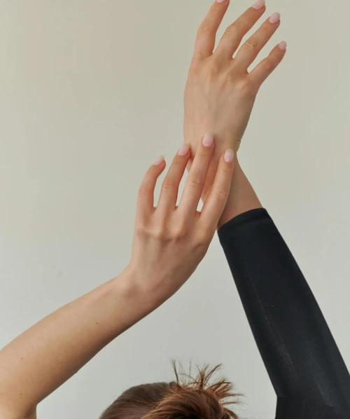 2 armen met een compressie armkous