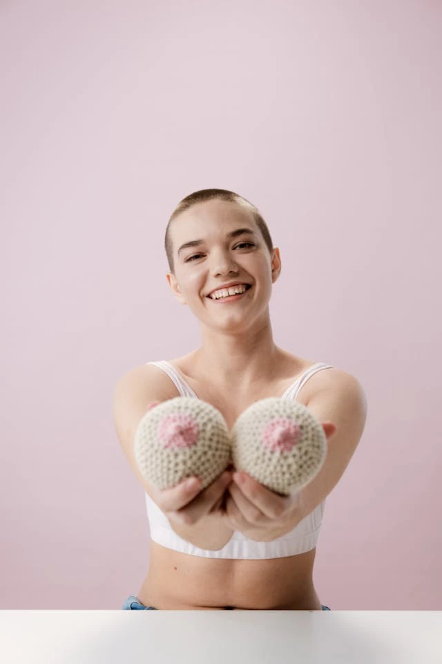 Lachende vrouw die 2 ronde knuffels vasthoudt