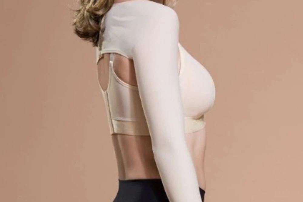 Vrouwen dragen elastische compressiemouwen met zachte, continue druk