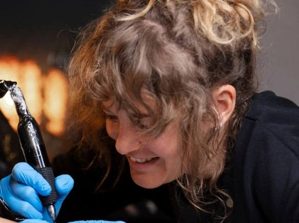 Gespecialiseerde tatoeëerster in tepelareola-tatoeage na borstreconstructie